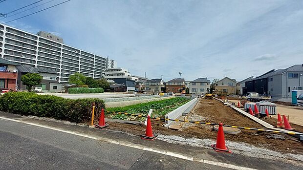 戸建てが立ち並ぶ静かな住宅街。四季折々の移り変わりを感じながら自然と楽しみ、暮らす、そんな毎日を日々の中で感じられる住環境