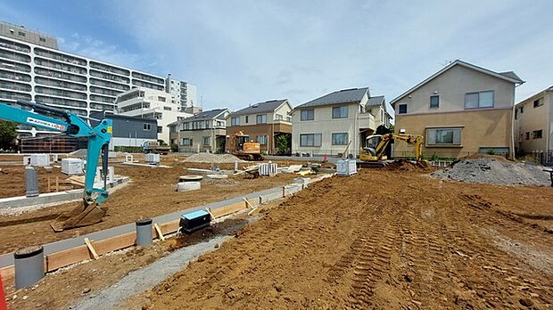 戸建てが立ち並ぶ静かな住宅街。四季折々の移り変わりを感じながら自然と楽しみ、暮らす、そんな毎日を日々の中で感じられる住環境