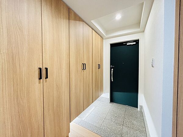 玄関はおうちの顔とも呼ばれる重要な場所！明るくスッキリと見える空間で住まう人を見送り、出迎えてくれます。