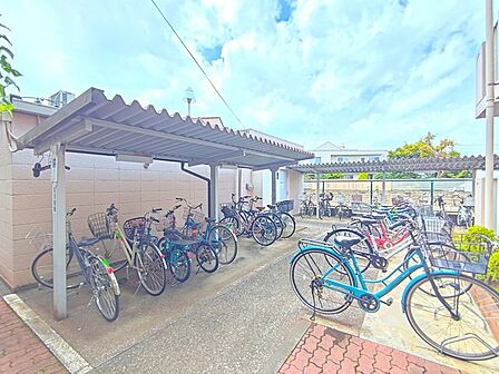 敷地内に屋根付きの駐輪場あり。