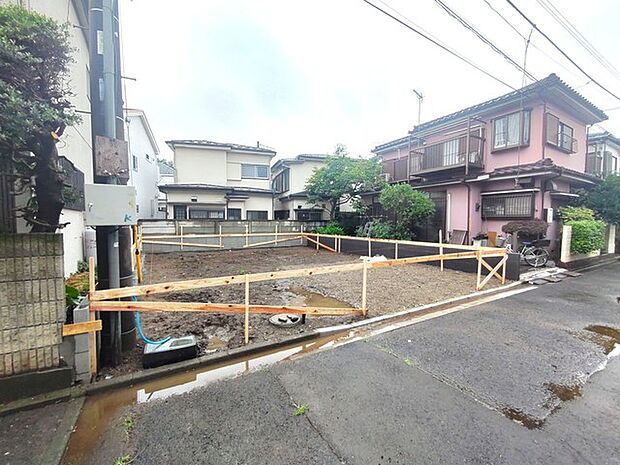 戸建てが立ち並ぶ静かな住宅街。四季折々の移り変わりを感じながら自然と楽しみ、暮らす、そんな毎日を日々の中で感じられる住環境 