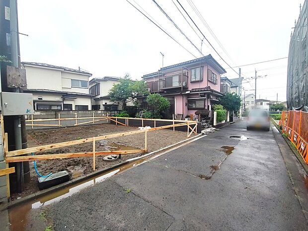 セカンドカーや来客時にも便利なカースペース2台分ございます。 