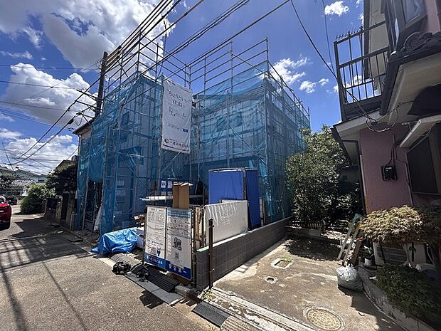 戸建てが立ち並ぶ静かな住宅街。四季折々の移り変わりを感じながら自然と楽しみ、暮らす、そんな毎日を日々の中で感じられる住環境