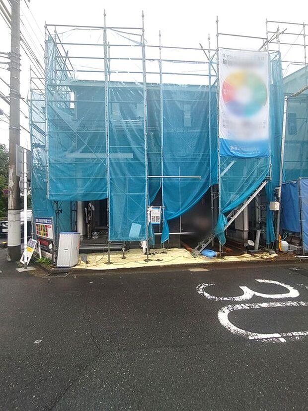 カースペースは1台駐車できます。車庫の出し入れのしやすさなど、実際に現地にてご確認ください。 
