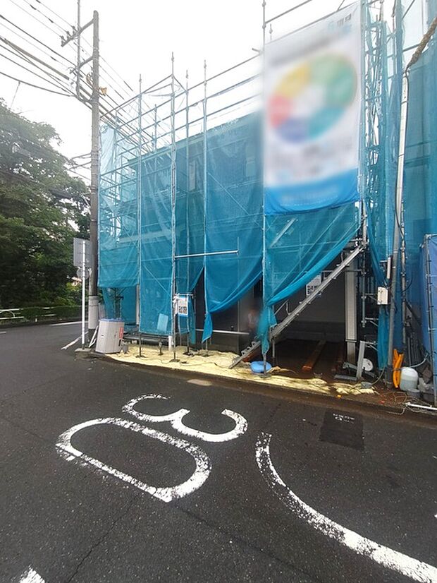 カースペースは1台駐車できます。車庫の出し入れのしやすさなど、実際に現地にてご確認ください。 
