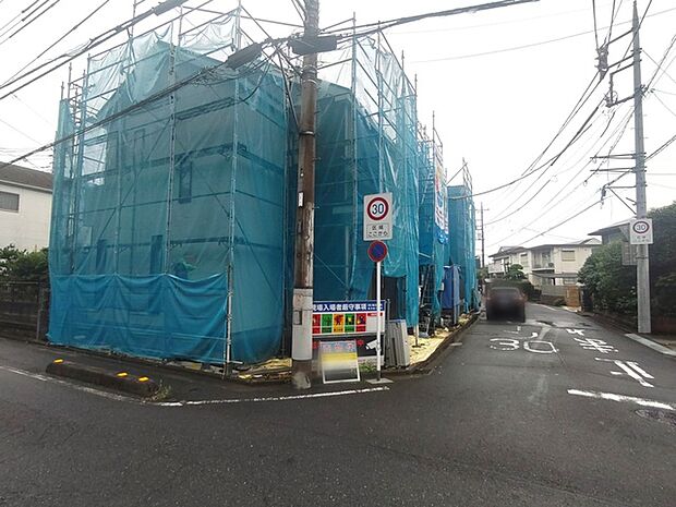 6m幅員の道路に面しておりお車の運転が苦手な方でも安心して出入りいただけます。 