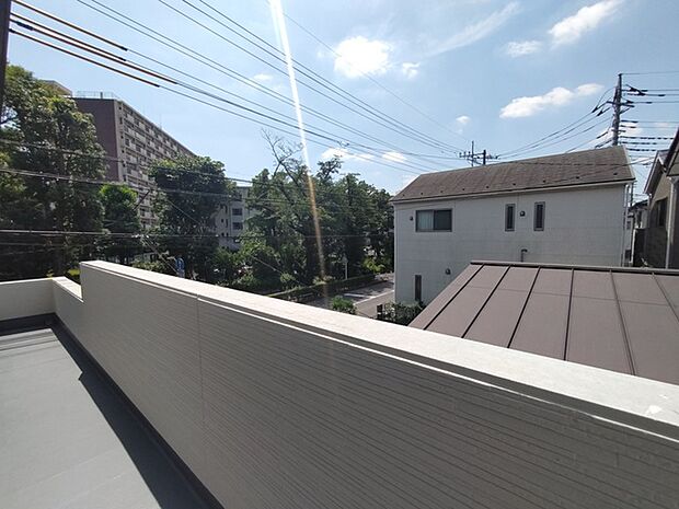 南側のお部屋から出入りできるバルコニー。心地よい陽射しと暖かな風を楽しむことが出来ます。
