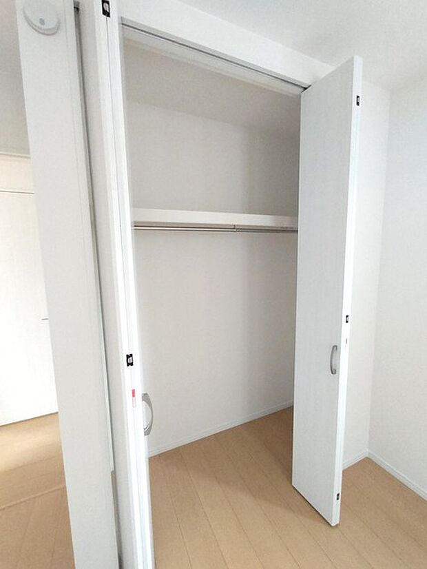 洋室5.25帖: 衣類の整理整頓に嬉しいクローゼット付きのお部屋。お子様のお部屋としても便利です。