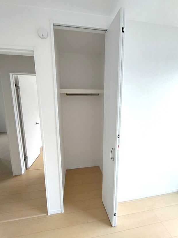 洋室5.25帖: 収納豊富な間取りで家の中がスッキリ片付きそうです。
