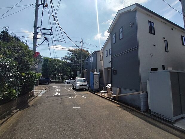 6m幅員の道路に面しておりお車の運転が苦手な方でも安心して出入りいただけます。