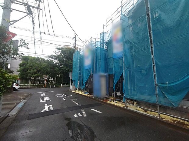 6m幅員の道路に面しておりお車の運転が苦手な方でも安心して出入りいただけます。 