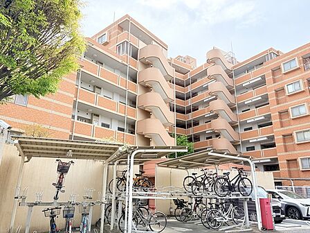 商業施設が徒歩圏内に充実、日々のお買い物も安心な環境です。