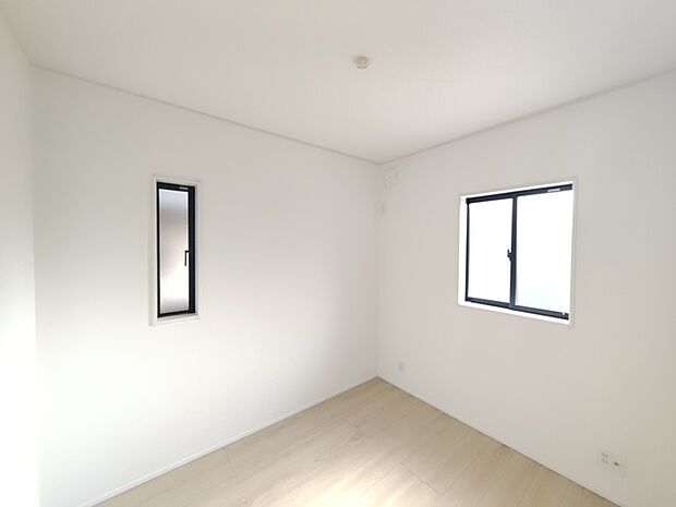 1階洋室:3.7帖 衣類の整理整頓に嬉しいクローゼット付きのお部屋。お子様のお部屋としても便利です。