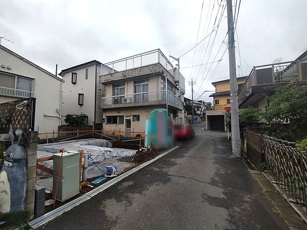 戸建てが立ち並ぶ静かな住宅街。四季折々の移り変わりを感じながら自然と楽しみ、暮らす、そんな毎日を日々の中で感じられる住環境