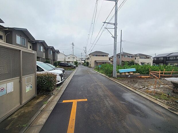 戸建てが立ち並ぶ静かな住宅街。四季折々の移り変わりを感じながら自然と楽しみ、暮らす、そんな毎日を日々の中で感じられる住環境