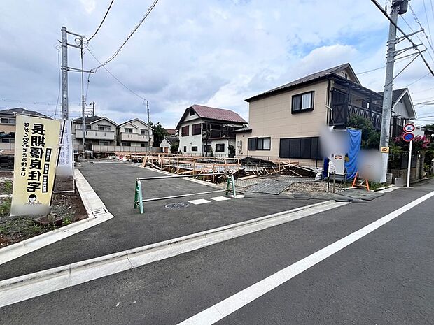 戸建てが立ち並ぶ静かな住宅街。四季折々の移り変わりを感じながら自然と楽しみ、暮らす、そんな毎日を日々の中で感じられる住環境
