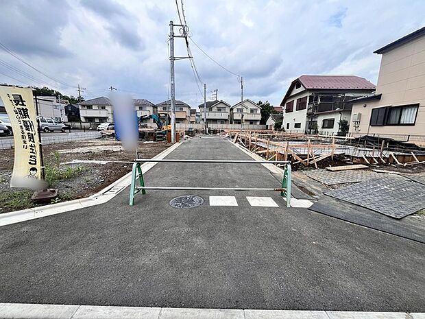 6m幅員の公道と西側5m幅員開発道路に面しておりお車の運転が苦手な方でも安心して出入りいただけます。