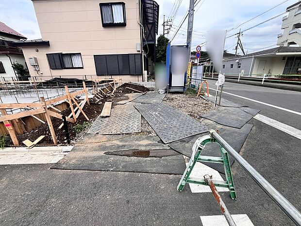 前面道路は広く、駐車がしやすいです。駐車スペース2台分ございます。
