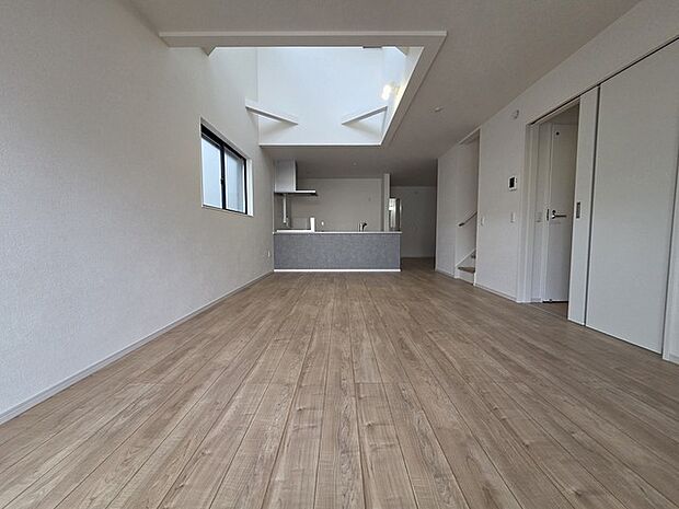 家族団欒のリビング。陽光差し込む食卓には家族の会話とスマイルが溢れます。いつまでもここで食卓を囲みたくなる、そう感じさせてくれるスペース。 