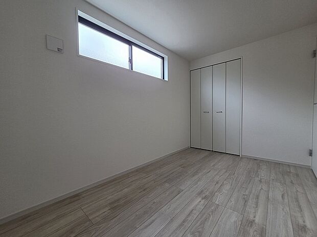 衣類の整理整頓に嬉しいクローゼット付きのお部屋。お子様のお部屋としても便利です。