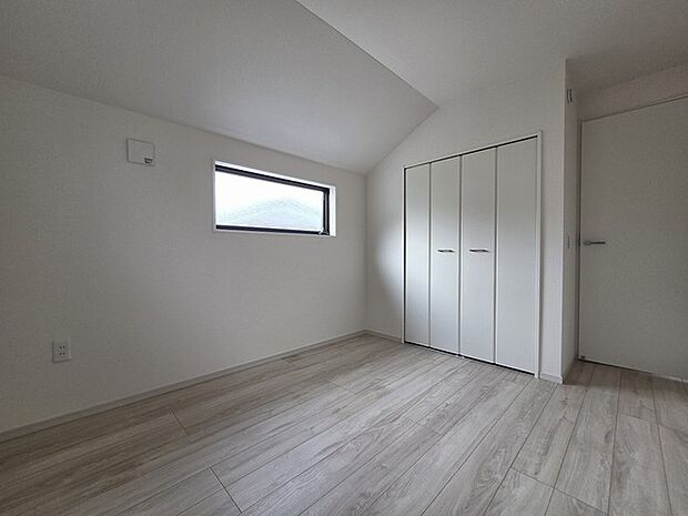 衣類の整理整頓に嬉しいクローゼット付きのお部屋。お子様のお部屋としても便利です。
