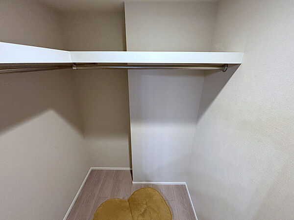 ウォークインクローゼット2ヵ所あり！ 衣服はもちろん、大きなお荷物もたくさん収納できる便利空間です。