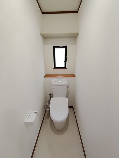 2階トイレ 1.2階にそれぞれトレイがございます。朝の混雑時に分散して利用できるほか、ゲスト用としても使い分けることもできます。