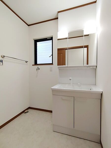 使い勝手の良い洗面台、窓があることで換気もしやすく清潔感のある空間を保てます。
