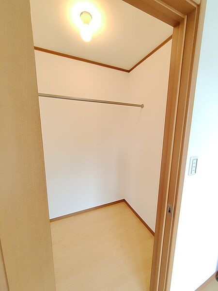 2階北側：洋室6.0帖 収納で悩む時間をなくしたい。家族の衣服が多くても頼もしいWIC（ウォークインクローゼット）