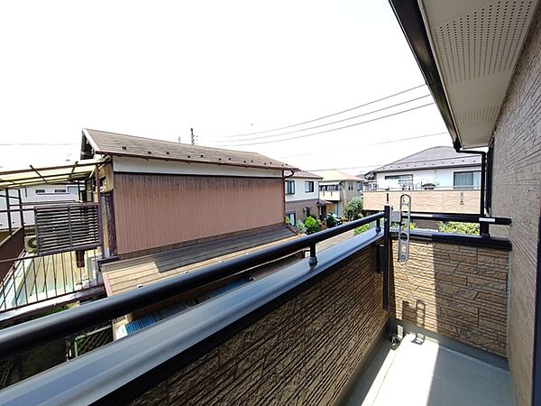陽ざしが差込む明るいバルコニー。奥行きのあるバルコニーはお洗濯時に助かります。