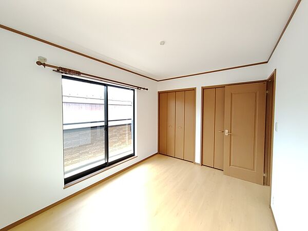 2階南西側：洋室6.0帖 大きな開口部から明るい光が差し込む、日中の室内の明るさがこの部屋の魅力です。