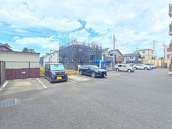 マンションの敷地内に平面駐車場あり！