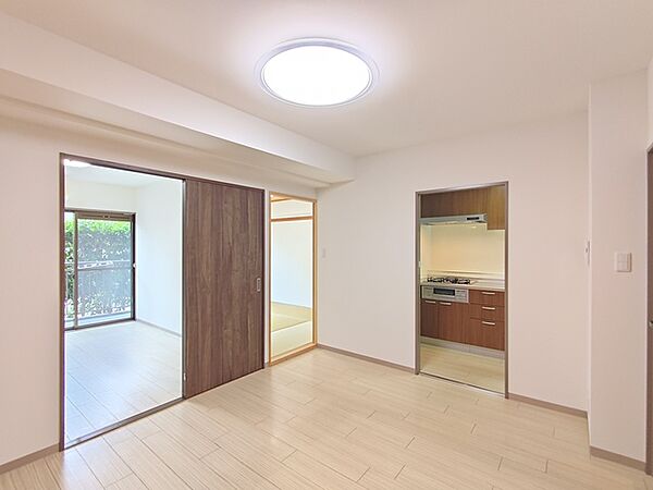 【ＤＫ／約8．75帖】 家族が一番集まる場所だから広々としつつも素敵な空間であって欲しい。皆がくつろぐリビングからキッチンまでが一つに繋がる空間。