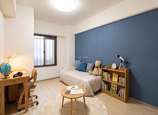 【洋室／約4帖】 衣類の整理整頓に嬉しいクローゼット付きのお部屋。お子様のお部屋としても便利です。 ※家具はＣＧ合成によるものです。