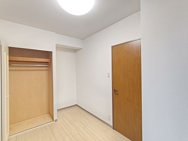 【洋室／約4帖】 衣類の整理整頓に嬉しいクローゼット付きのお部屋。お子様のお部屋としても便利です。