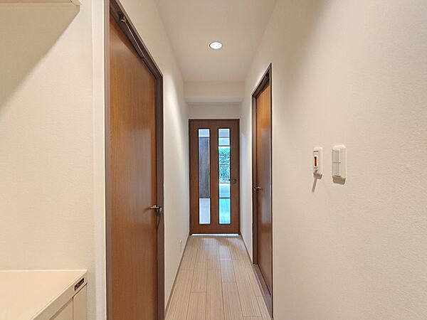 白を基調とした明るい内装デザイン。