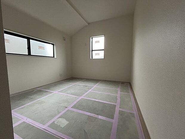 今からここを誰のお部屋にしようか、そんな洋室。大きさは5.3帖です。 