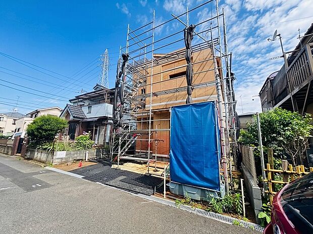 陽ざしが差込む明るいバルコニー。奥行きのあるバルコニーはお洗濯時に助かります。