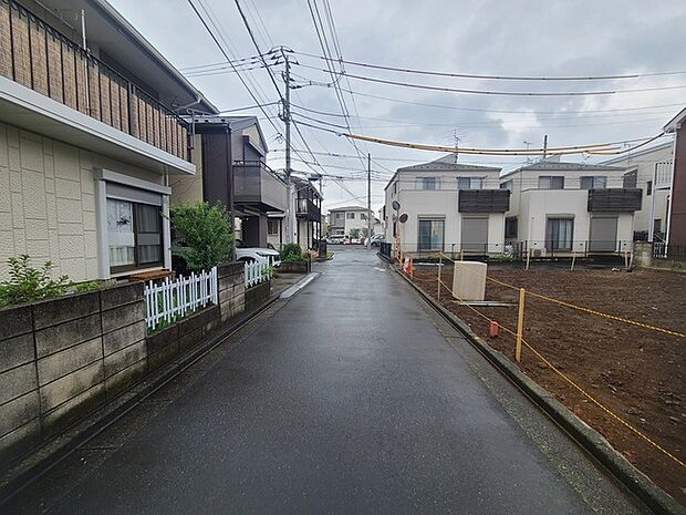 戸建てが立ち並ぶ静かな住宅街。四季折々の移り変わりを感じながら自然と楽しみ、暮らす、そんな毎日を日々の中で感じられる住環境 