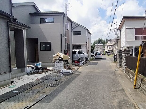 東面前面道路(北向き)：五感で感じる、現地でしかわからない事も沢山ございます。周辺環境なども一緒にご案内いたしますのでお気軽にお問合せください。 