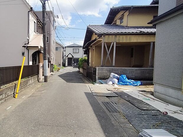 D号棟 東面前面道路(南向き)