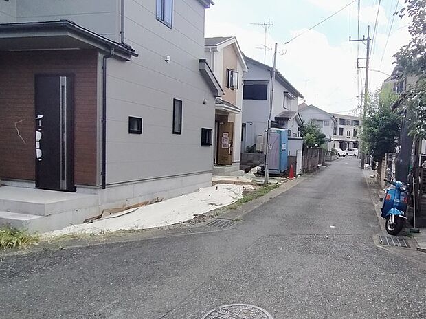 北側前面道路(西向き):五感で感じる、現地でしかわからない事も沢山ございます。周辺環境なども一緒にご案内いたしますのでお気軽にお問合せください。
