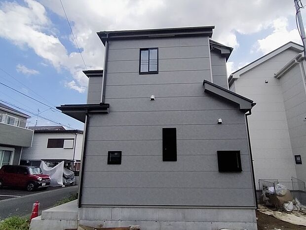 B号棟北面:五感で感じる、現地でしかわからない事も沢山ございます。周辺環境なども一緒にご案内いたしますのでお気軽にお問合せください。