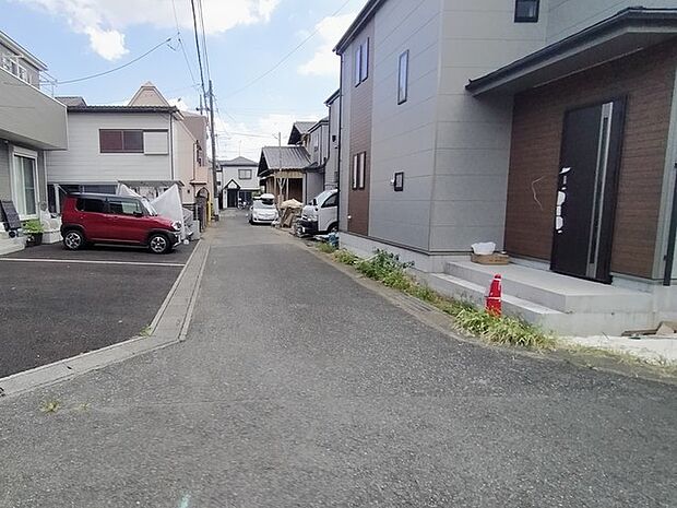B号棟 東側前面道路(南向き)