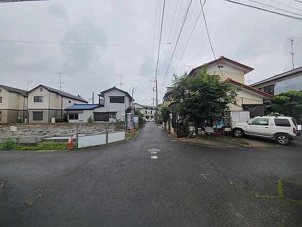 戸建てが立ち並ぶ静かな住宅街。四季折々の移り変わりを感じながら自然と楽しみ、暮らす、そんな毎日を日々の中で感じられる住環境 