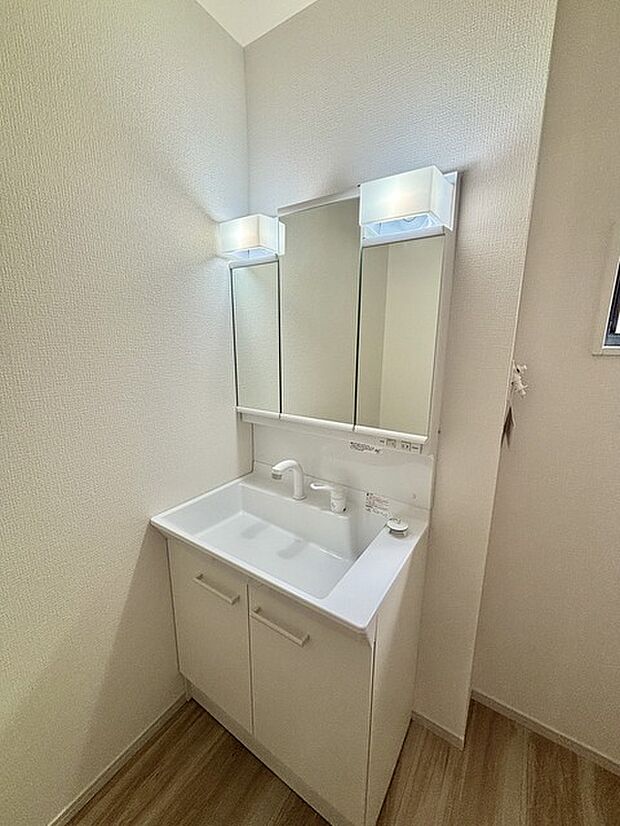 お出かけ前の身だしなみに一歩差がつく三面鏡。ミラー裏にはたっぷり収納もございます。
