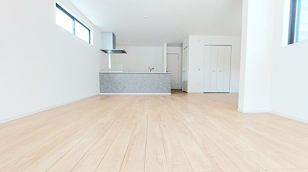 大きな開口部から明るい光が差し込むリビング。日中の室内の明るさがこの部屋の魅力です。