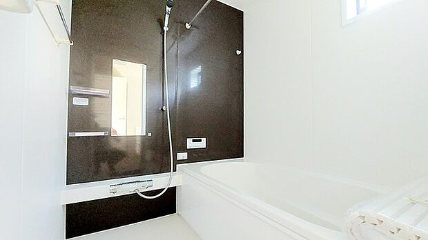 花粉や雨の日、寒い冬の時期に嬉しい浴室乾燥機。換気機能で入浴時に湿気を換気しカビの防止にもなります。
