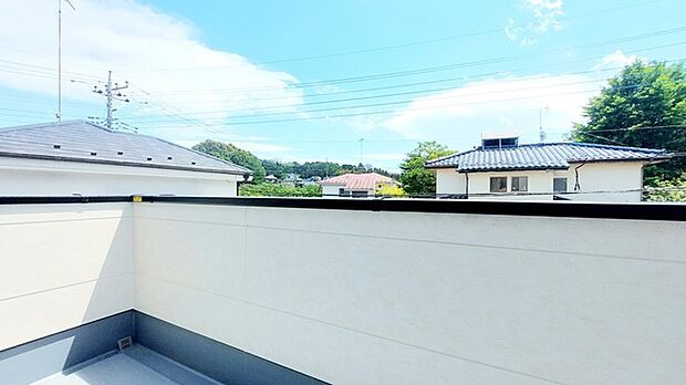 南側のお部屋から出入りできる、奥行きのあるワイドバルコニー。心地よい陽射しと暖かな風を楽しむことが出来ます。