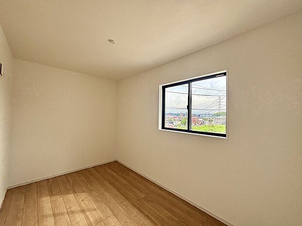 衣類の整理整頓に嬉しいクローゼット付きのお部屋。お子様のお部屋としても便利です。